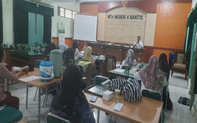 Guru MTsN 4 Bantul Nembang Jawa Pada Pertemuana MGMP