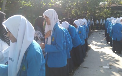 Guru dan Siswa MTsN 4 Bantul Halalbihalal di Hari Pertama Masuk Madrasah