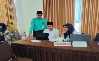Fokus Dampingi Guru Pada Pelatihan Inovasi Madrasah  (Kepala MTsN 4 Bantul Serius Berdiskusi Susun Program Inovasi)